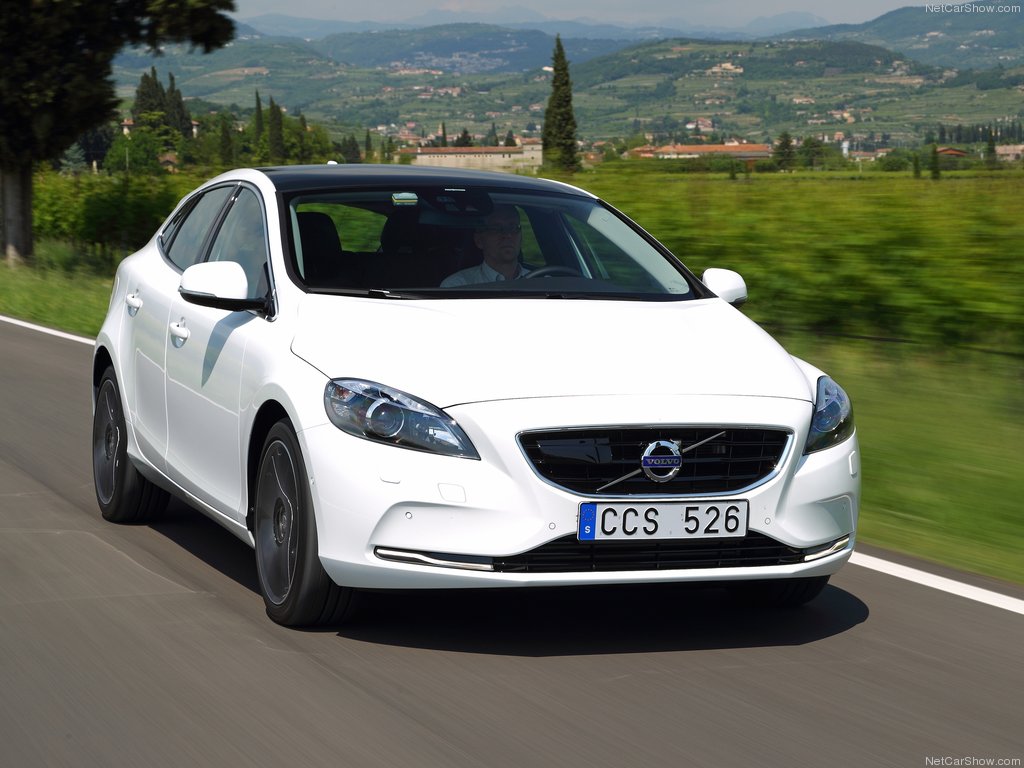 نقد و بررسی کامل خودروی ولوو v40 (مزایا و معایب)